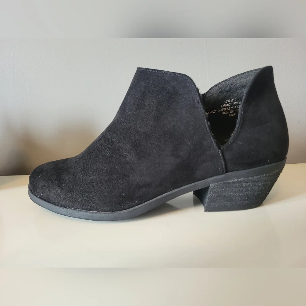 Torrid Black Faux Suede Vcut Bootie, BNWT, Size 6